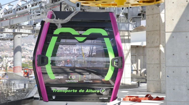 Cabina del teleférico en Morelia, Michoacán.