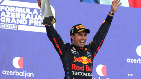 Checo P&eacute;rez celebra su triunfo en el GP de Azebaiy&aacute;n