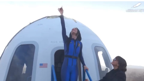 Katy Perry besa la Tierra tras su épico Viaje espacial en la Misión NS-31 de Blue Origin