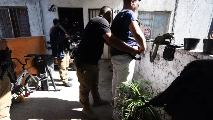Se hacía pasar por funcionario público, golpeaba y maltrataba a los animales y sus vecinos; así fue detenido en Loma Dorada