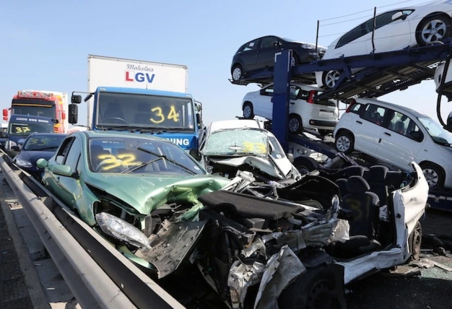 Unos cuantos vehículos apilados tras un choque múltiple ocurrido en el puente Sheppey Crossing cerca de Sheerness en Kent, al sur de Inglaterra