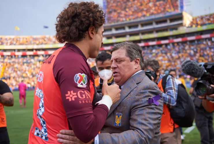 Miguel Herrera y Guillermo Ochoa durante partido Liga MX