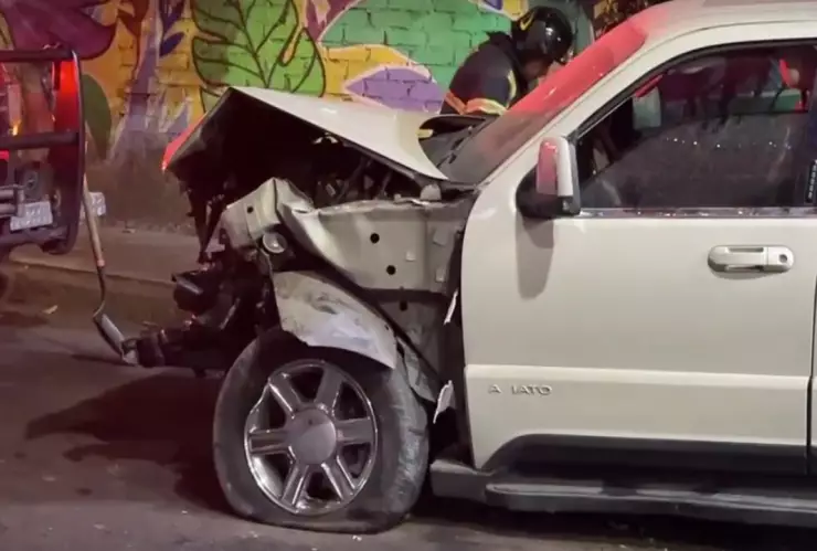 Autos chocan de frente en alcaldía Iztapalapa de CDMX durante la madrugada del 23 de diciembre
