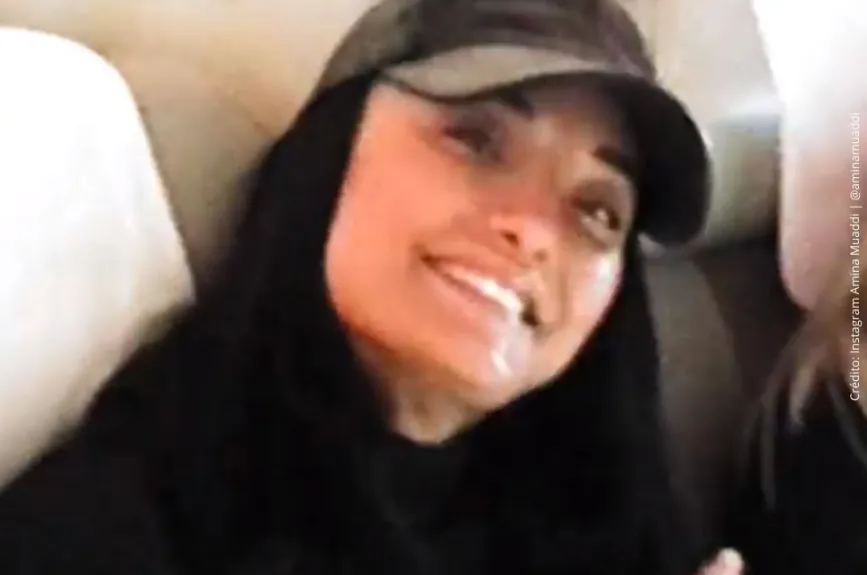 Amina Muaddi con gorra militar..jpg