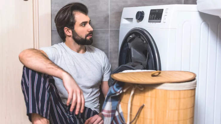 Si tienes ropa que lavar, pero es poca, puedes lavarla a mano. Usar la lavadora es gastar demasiada agua.