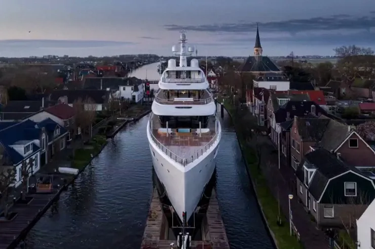 Superyate surca los canales de Holanda