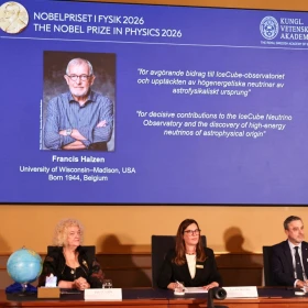 Eva Olsson, Ellen Moons y Mark Pearce posan sentados mientras anuncian a Francis Halzen como ganador del Premio Nobel de Física 2026 durante una conferencia de prensa en la Real Academia Sueca de Ciencias en Estocolmo, Suecia, el 6 de octubre de 2026.