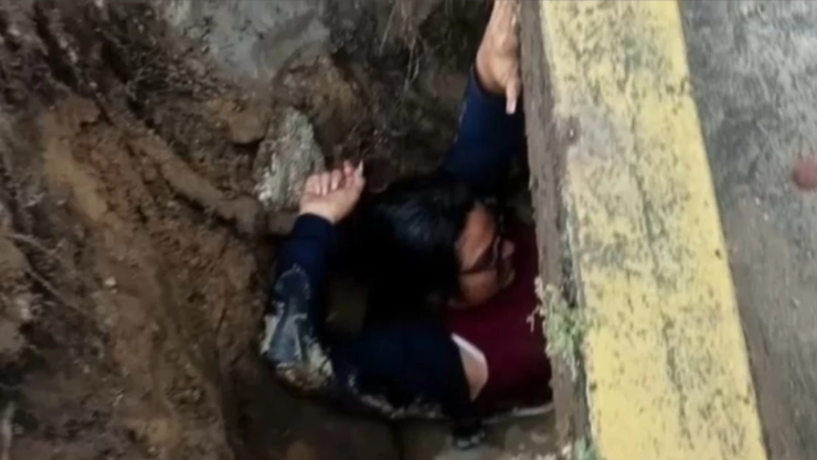 Mujer embarazada cae socavón Coatzacoalcos Veracruz.jpg