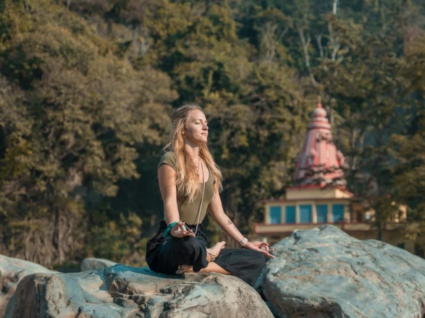 mujer meditando en retiro espiritual ashram