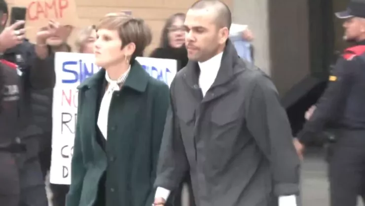 Dani Alves sale de prisión