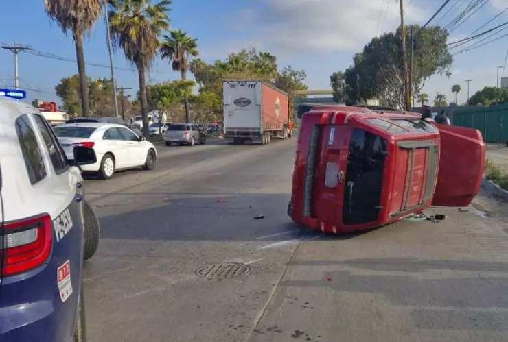 Choque por alcance provoca volcadura en Valle Dorado, Ensenada, hoy 15 de mayo de 2025
