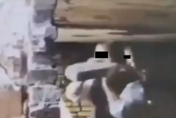 VIDEO | ¡IMÁGENES SENSIBLES! Mueren dos niñas tras ser aplastadas por el techo de un edificio abandonado