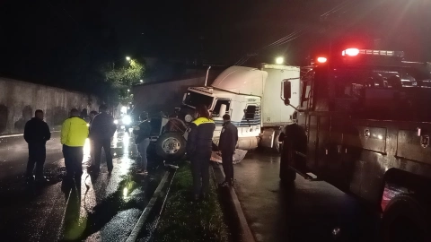 CDMX: Tráiler pierde el control en Constituyentes y choca contra el muro de contención