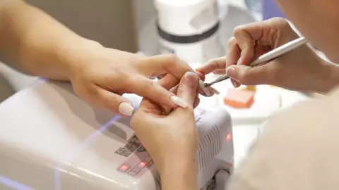 Vacante de trabajo Canadá Gana 65 mil pesos poniendo uñas, conoce los requisitos