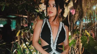 Becky G con vestido negro con blanco..jpg