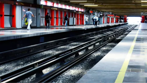 Imagen del Metro de la Ciudad de México CDMX este viernes 13 de diciembre de 2024, con gente dentro de los andenes