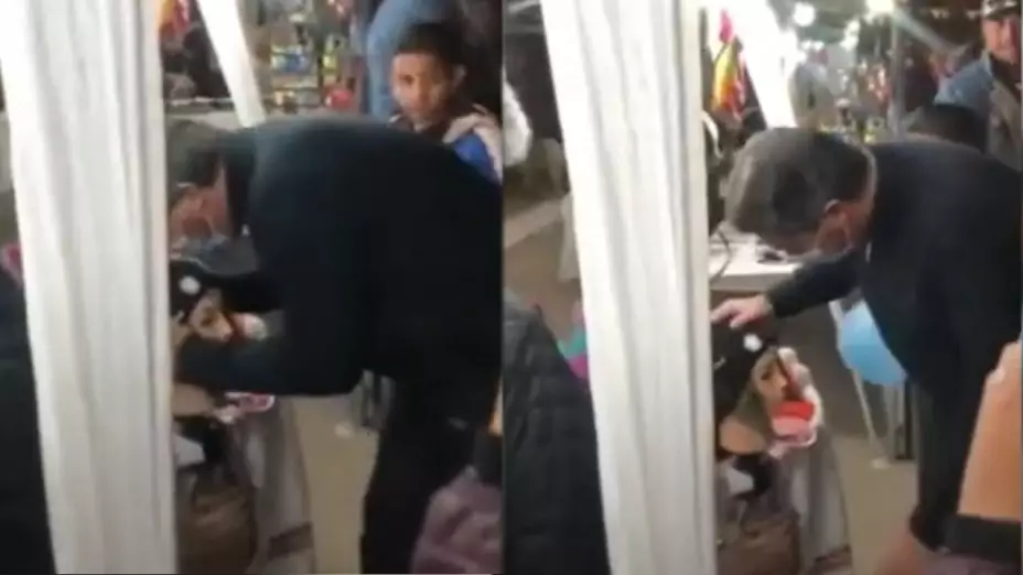 Argentina político besa maniquí.jpg