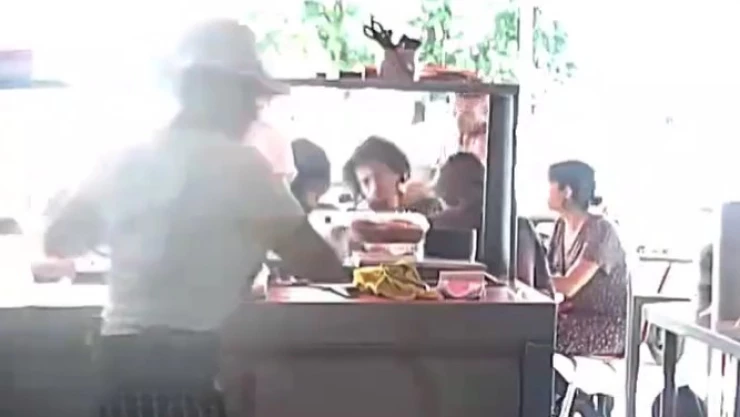 Golpean de la nada a comensal de puesto de tacos en Guadalajara