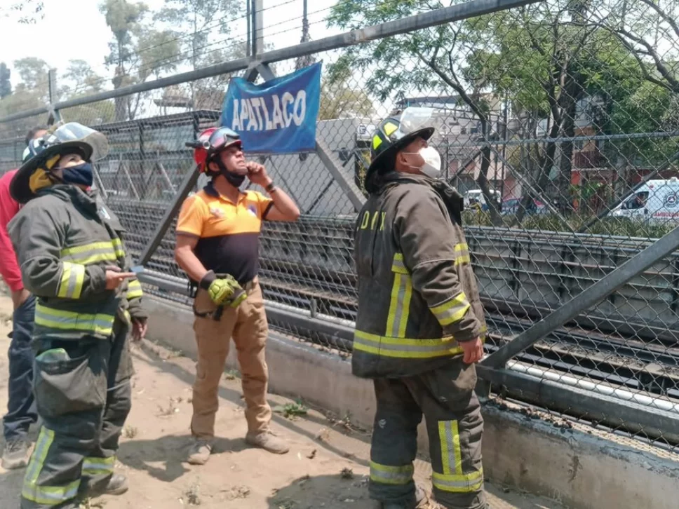 Metro CDMX: Intenta arrojarse de puente peatonal de Apatlaco-Aculco