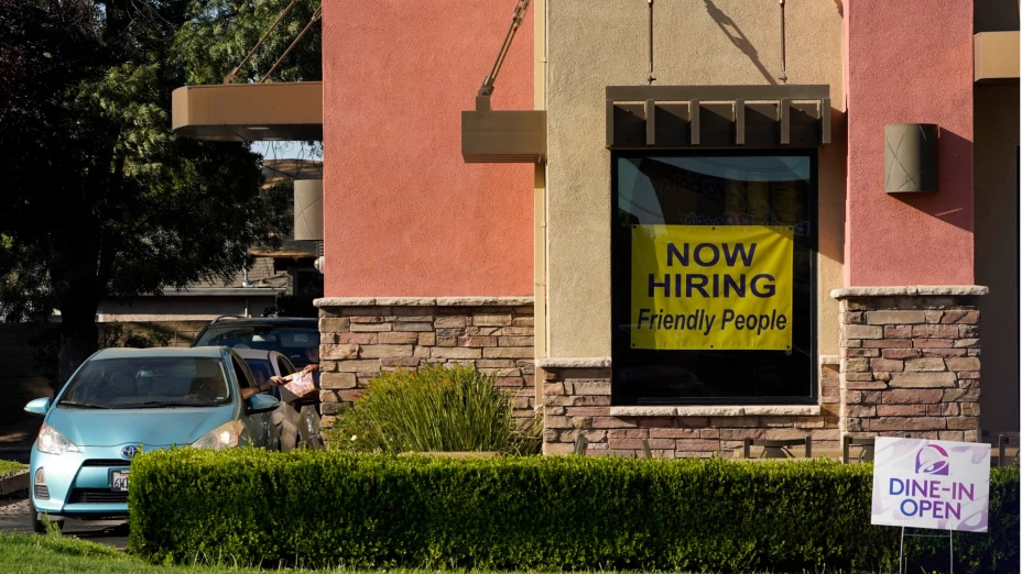 Contrataciones en sucursal de Taco Bell en Sacramento, California.