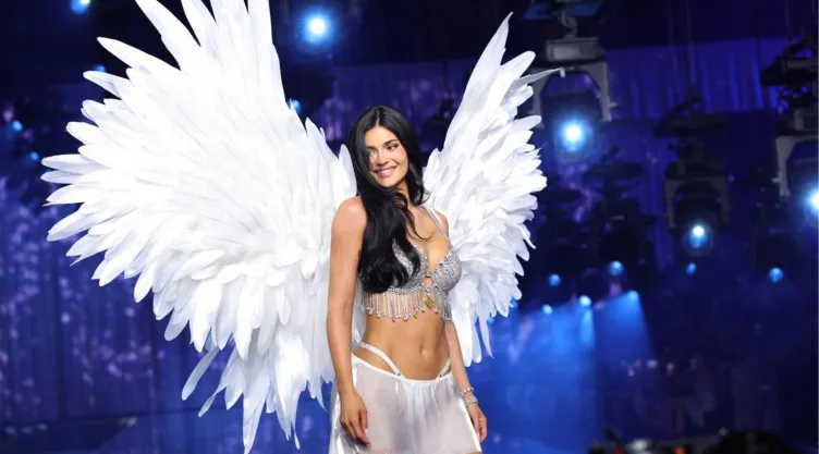 Kylie Jenner Lanzan fuertes críticas a la celebridad luego de que utilizara un fantasy bra de 50 millones de dólares en un reconocido desfile de moda.jpg