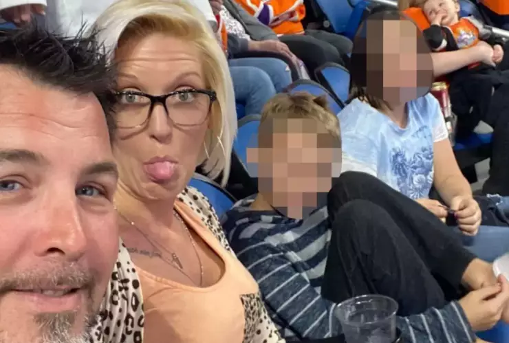 ¡Escalofriante! Hombre mata a su esposa, hiere a su hijastra y luego se dispara porque no lo dejaron ver un partido.jpg