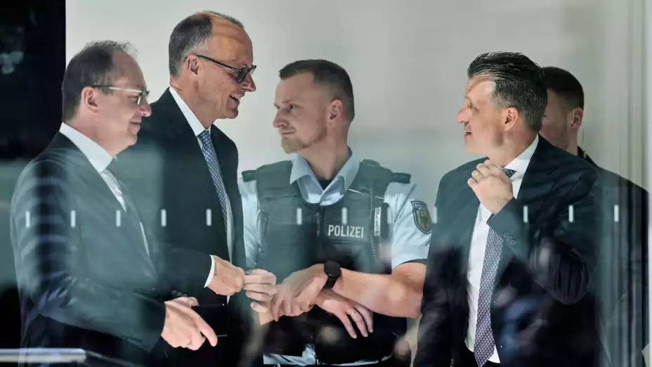 Alexander Dobrindt (izquierda), Ministro del Interior de Alemania.