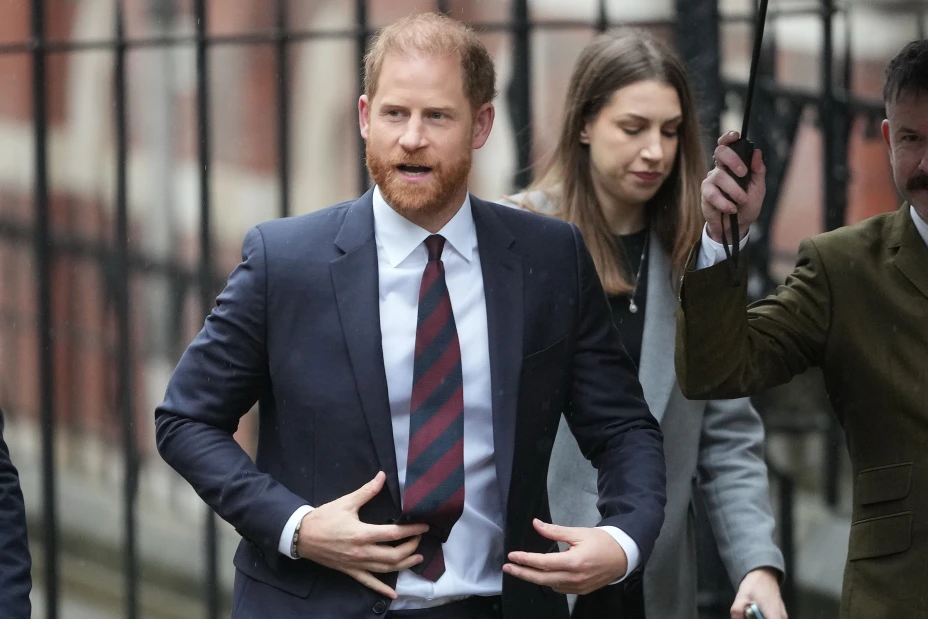 El príncipe Enrique del Reino Unido llegando al Tribunal Superior de Londres