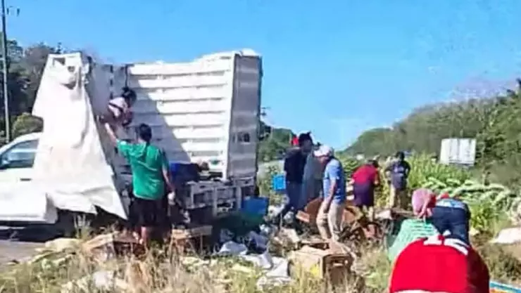 Rapiña en Bacalar tras volcadura de camión de frutas y verduras en la carretera