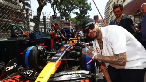 Neymar con Red Bull en Mónaco