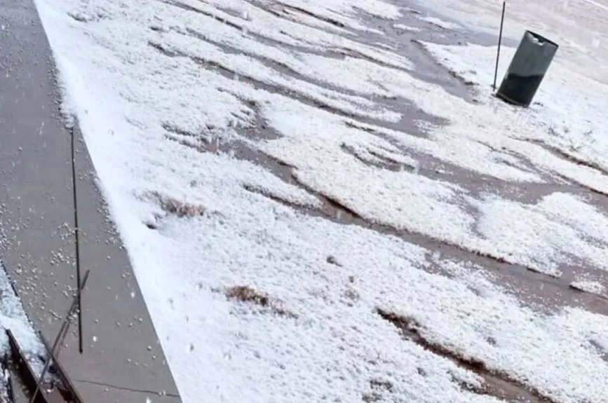 Calles cubiertas de hielo tras intensa tormenta en Chihuahua