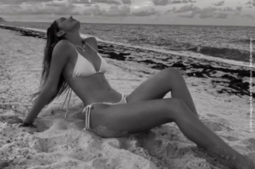 Nicole McPherson posando en la arena..jpg