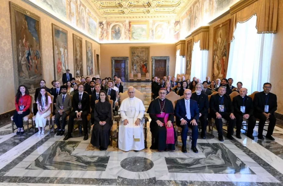 PAPA LEON XIV ASTRÓNOMOS.jpeg