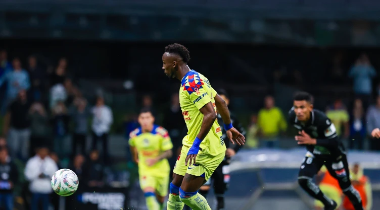 Julián Quiñones, América