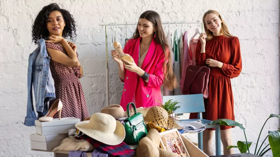 La psicología sugiere usar colores sobrios, cortes definidos y accesorios simples para proyectar confianza.