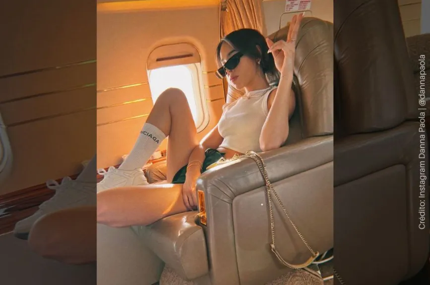 Danna Paola avión.jpg