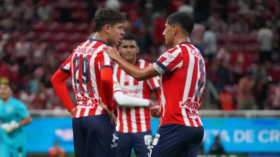 ¿Javier Hernández Este jugador de Chivas no entraría en los planes de Gabriel Milito para el Apertura 2025.webp