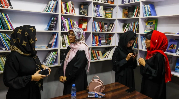 Inauguran biblioteca para mujeres en Afganistán