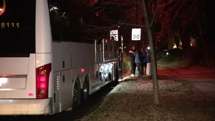 Después de viajar en autobuses, más de un centenar de migrantes fueron dejados en las cercanías de la residencia de la vicepresidenta Kamala Harris en Washington D. C. durante la Nochebuena.