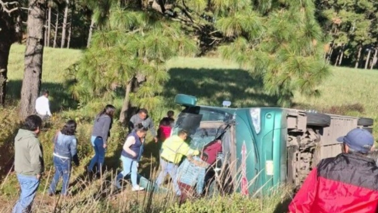 VIDEO_-Vuelca-autobús-de-pasajero-sobre-carretera-Santiago-Tianguistenco-Chalma_-accidente-deja-vari.webp