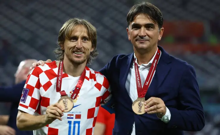 Modric y Dalic posan con sus medallas