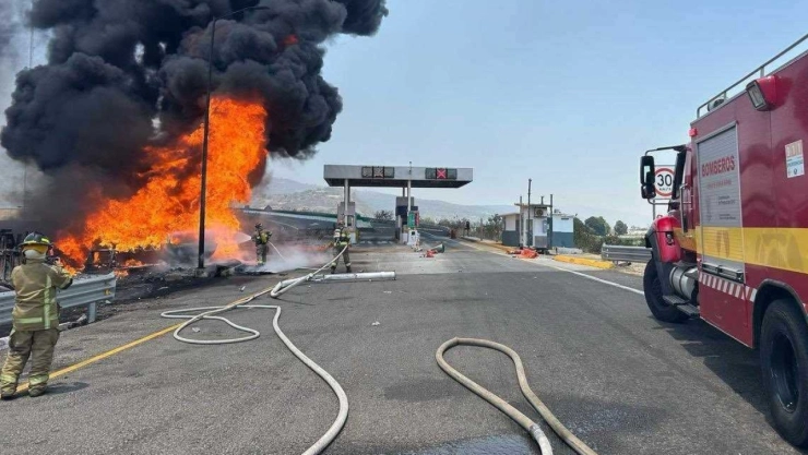 Muere hombre calcinado tras volcadura de pipa cerca de la caseta de Copándaro, Michoacán HOY 24 de abril