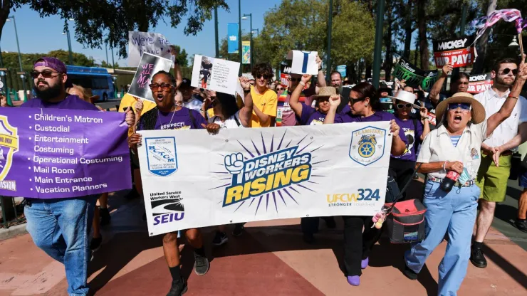 EU: Trabajadores de Disneyland protestan afuera de parque temático en California, esto exigen