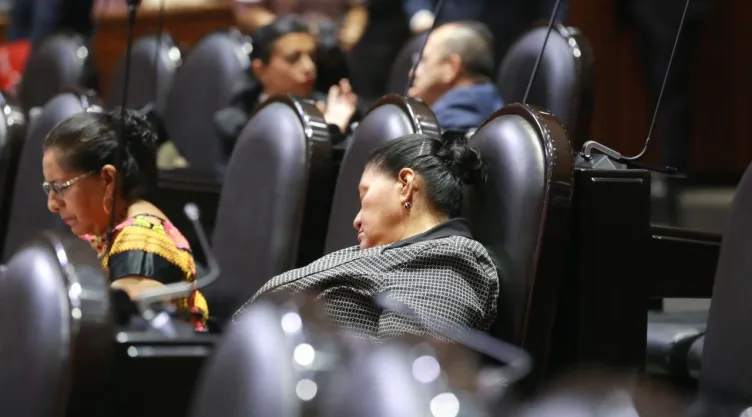 Captan a diputada de Morena echarse una pestañita durante discusión de reforma constitucional.jpg
