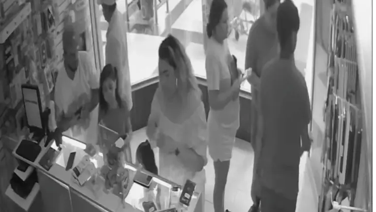 hombre robando un teléfono celular