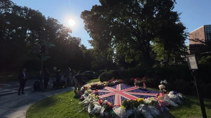 Flores y cartas para la reina Isabel II en la embajada británica en EU.