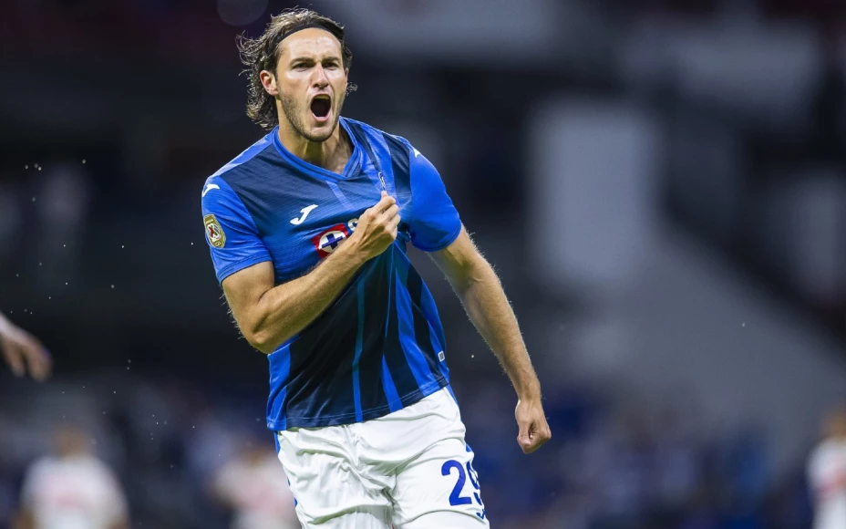 Santiago Giménez celebra con Cruz Azul