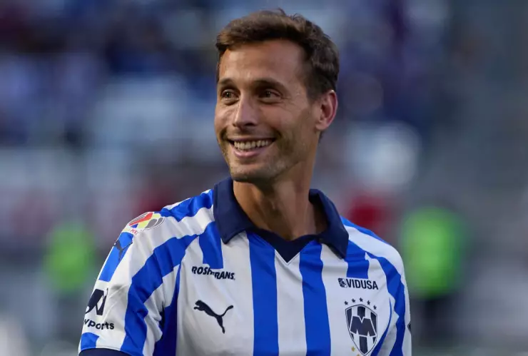 Sergio Canales con la playera de Monterrey