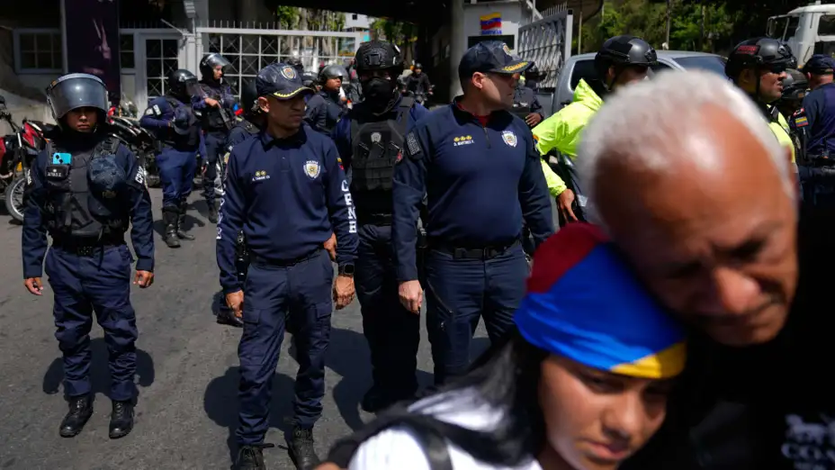 Policías frente al centro de detención de Helicoide, en Caracas.