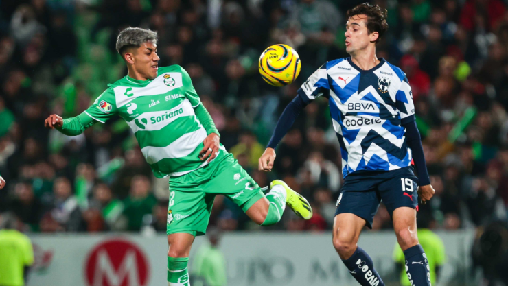 Omar Campos ante los Rayados de Monterrey